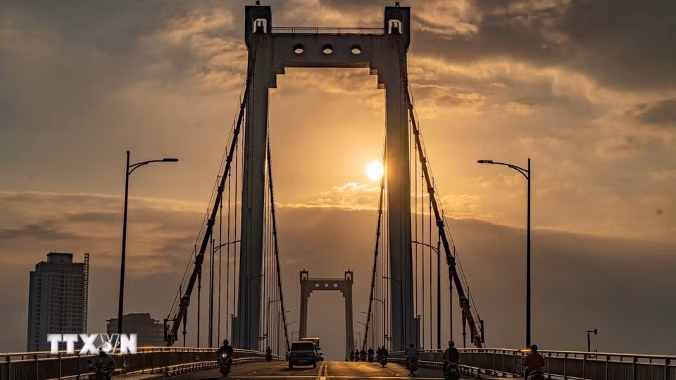 Cầu Thuận Phước tạo điều kiện cho thành phố mở rộng không gian về phía vịnh Đà Nẵng. (Ảnh: Xuân Quý/TTXVN)