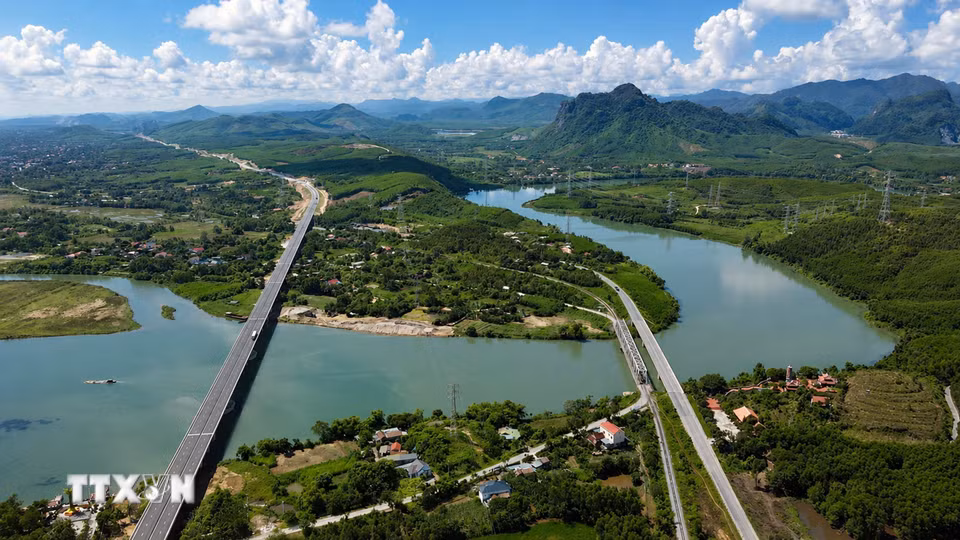 Bến phà Long Đại I và Long Đại II năm xưa nay được thay thế bằng các công trình cầu trên Quốc lộ 15, tuyến đường sắt Bắc-Nam và đường bộ cao tốc Bắc-Nam, bảo đảm giao thông thông suốt trên tuyến huyết mạch. (Ảnh: Nguyên Linh/TTXVN)