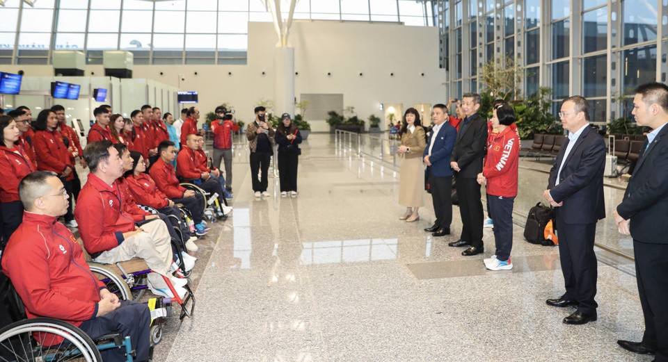 Lãnh đạo Cục Thể dục thể thao Việt Nam tiễn đoàn tại sân bay Quốc tế Nội Bài. (Ảnh: TTXVN phát)