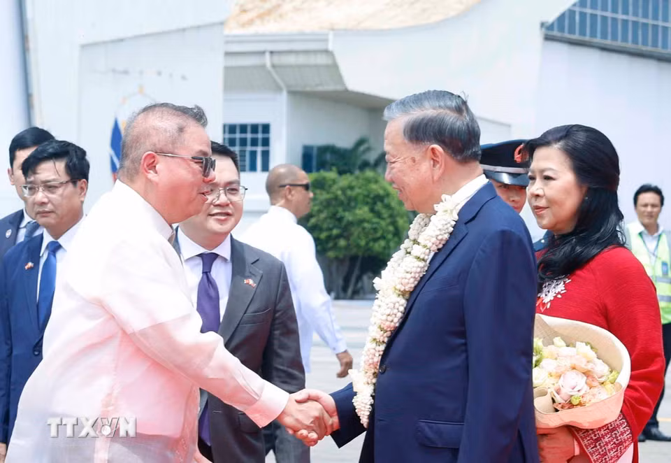 Tổng Bí thư, Chủ tịch nước Tô Lâm và Phu nhân đến Manila, bắt đầu chuyến thăm cấp Nhà nước tới Philippines. (Ảnh: Thống Nhất/TTXVN)