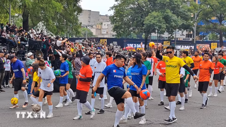 Các nghệ sỹ hóa thân thành cầu thủ bóng đá tham gia cuộc diễu hành văn hóa chào mừng World Cup 2026 tại Mexico City ngày 13/6. (Ảnh: Phương Lan/TTXVN)