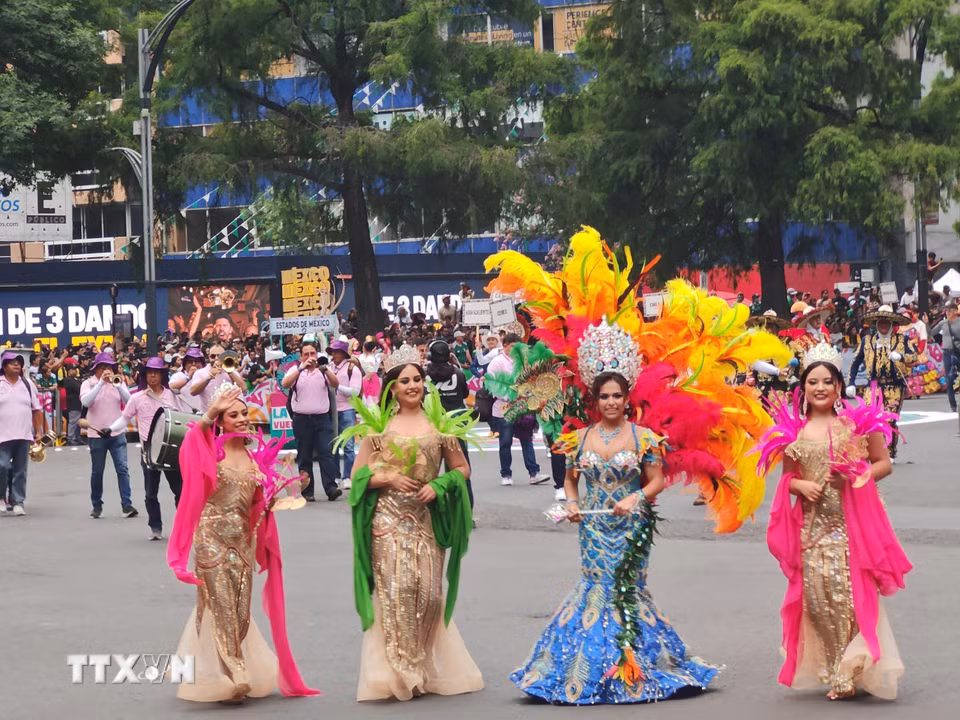 Các nghệ sỹ trong trang phục lộng lẫy sải bước trên đại lộ Paseo de la Reforma trong khuôn khổ cuộc diễu hành World Cup 2026 ở Mexico City. (Ảnh: Phương Lan/TTXVN)