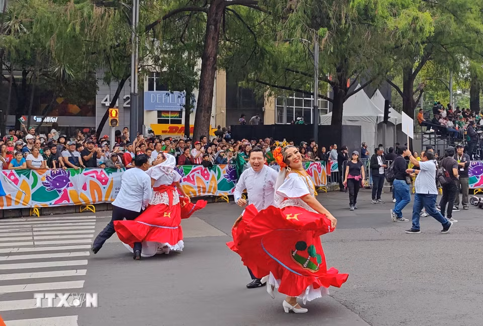 Các vũ công dân gian mang đến những tiết mục đậm bản sắc văn hóa Mexico trên đại lộ Reforma. (Ảnh: Phương Lan/TTXVN)