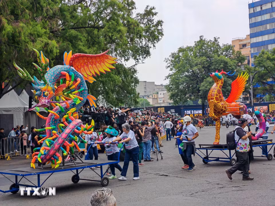 Các sinh vật huyền ảo Alebrijes, một biểu tượng nghệ thuật dân gian Mexico, góp mặt trong cuộc diễu hành World Cup 2026. (Ảnh: Phương Lan/TTXVN)