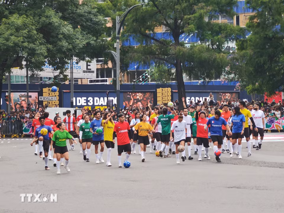 Các nghệ sỹ hóa thân thành cầu thủ bóng đá tham gia cuộc diễu hành văn hóa chào mừng World Cup 2026 tại Mexico City ngày 13/6. (Ảnh: Phương Lan/TTXVN)