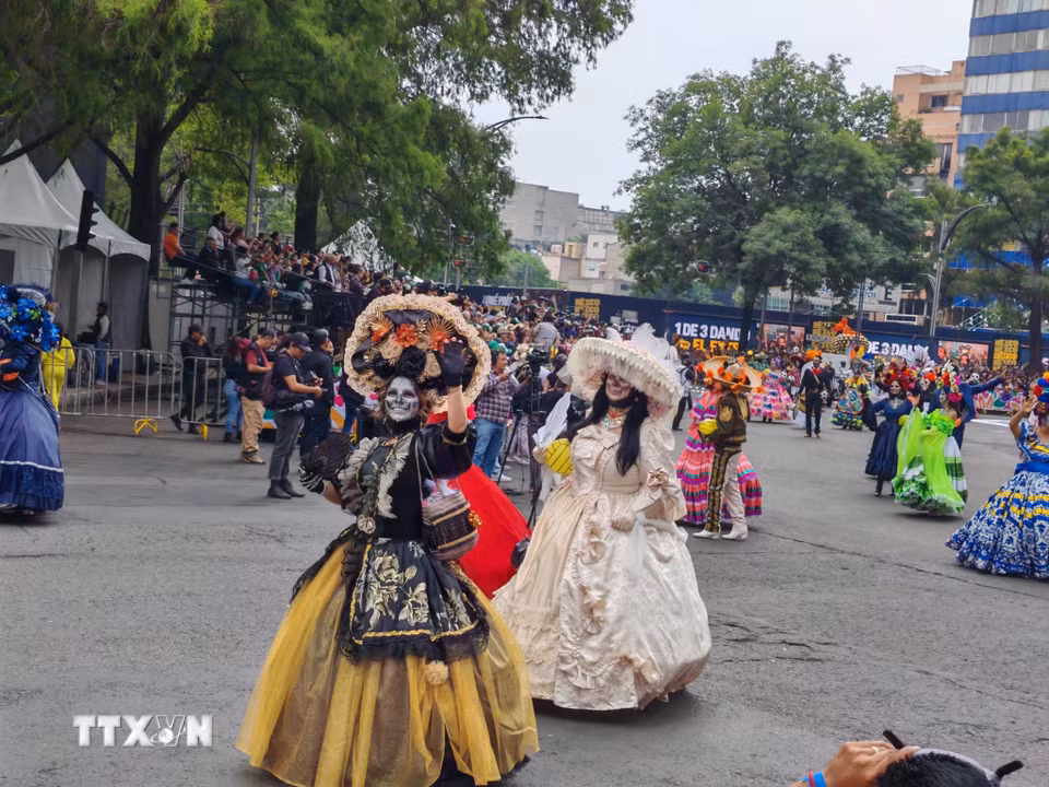 Nghệ sỹ hóa trang mang hình ảnh văn hóa Mexico đến gần hơn với du khách quốc tế. (Ảnh: Phương Lan/TTXVN)