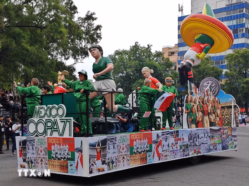 Mô hình tái hiện đội tuyển nữ Mexico tại giải đấu năm 1971 gợi nhớ một chương đáng nhớ trong lịch sử bóng đá nước chủ nhà. (Ảnh: Phương Lan/TTXVN)