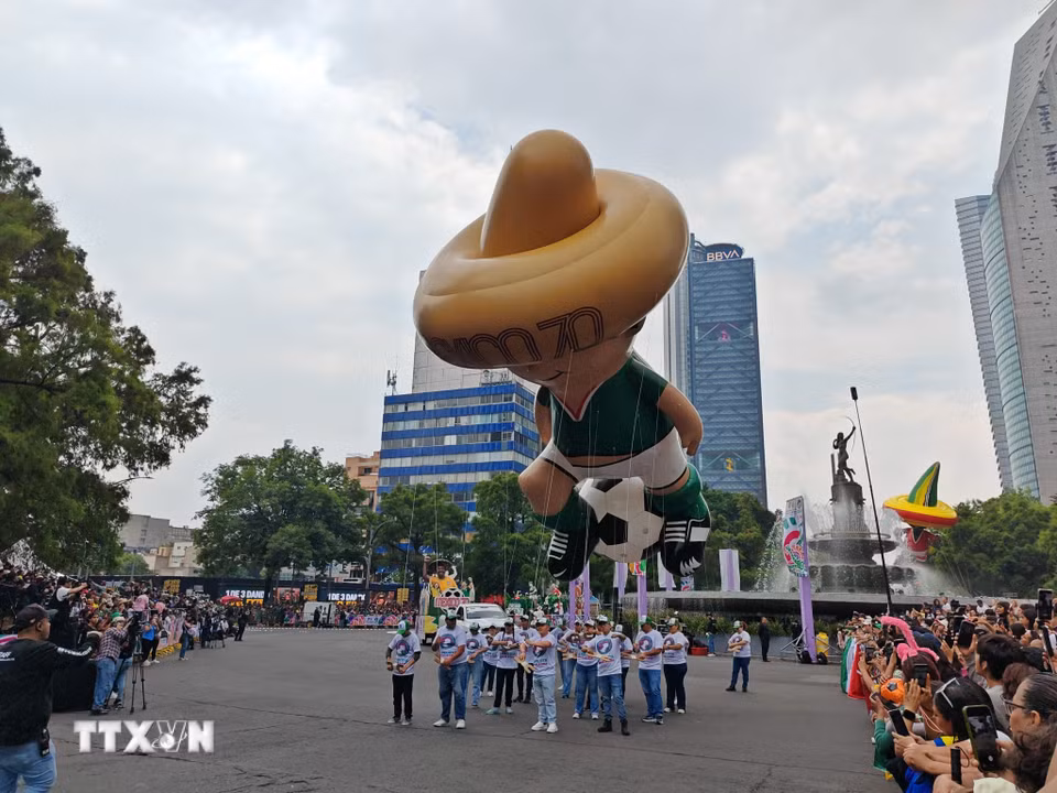 Mô hình linh vật Juanito của World Cup 1970 xuất hiện trong cuộc diễu hành chào mừng World Cup 2026 ở Mexico City ngày 13/6. (Ảnh: Phương Lan/TTXVN)