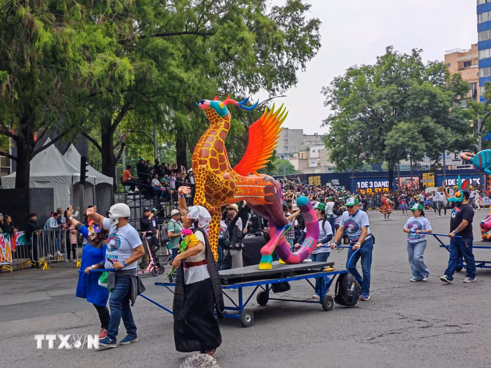 Các mô hình Alebrijes được trưng bày và diễu hành nhằm quảng bá nghệ thuật dân gian Mexico tới du khách quốc tế. (Ảnh: Phương Lan/TTXVN)