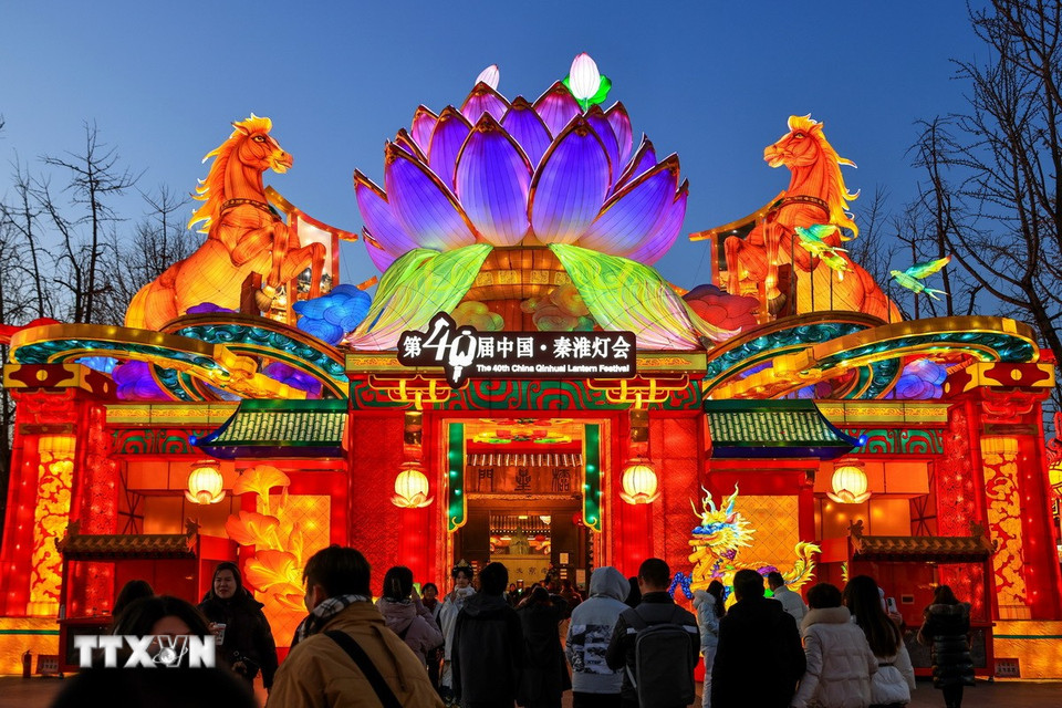 Lễ hội đèn lồng Tần Hoài là một trong những lễ hội văn hóa dân gian diễn ra thường niên ở Nam Kinh, Trung Quốc. Lễ hội nổi bật với những chiếc đèn lồng khổng lồ, tinh xảo tại khu vực Đền Khổng Tử và Sông Tần Hoài, thu hút hàng triệu người đến chiêm ngưỡng và trải nghiệm văn hóa truyền thống độc đáo. (Ảnh: THX/TTXVN)