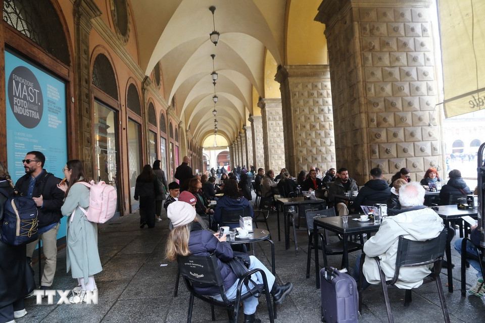 Cuộc sống nhộn nhịp dưới mái vòm tại Bologna. (Ảnh: Dương Hoa/TTXVN)