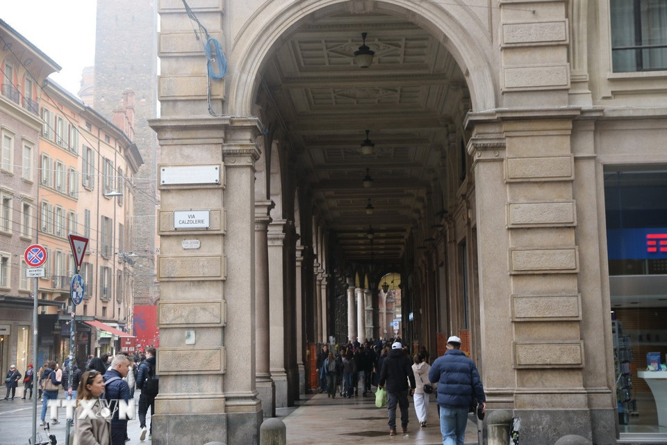 Cuộc sống nhộn nhịp dưới mái vòm tại Bologna. (Ảnh: Dương Hoa/TTXVN)