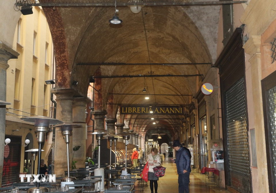 Người dân và du khách nhộn nhịp dưới mái vòm tại Bologna. (Ảnh: Dương Hoa/TTXVN)