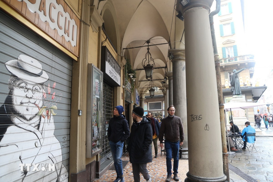 Nhộn nhịp dưới mái vòm tại Bologna. (Ảnh: Dương Hoa/TTXVN)