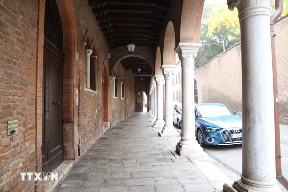 Hành lang trần gỗ và cột trang trí tại Bologna. (Ảnh: Dương Hoa/TTXVN)