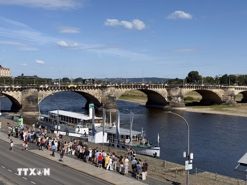 Dresden sở hữu đội tàu hơi nước chạy bằng bánh guồng cổ nhất và lớn nhất thế giới còn hoạt động, mang đến những trải nghiệm độc đáo cho du khách. (Ảnh: Thùy Linh/TTXVN)