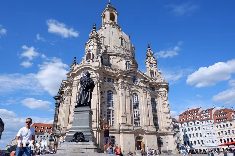 Nhà thờ Đức bà Dresden là một kiệt tác khi sở hữu một trong những mái vòm bằng đá lớn nhất lục địa. Từng là một đống đổ nát hoang tàn sau Thế chiến II, công trình được phục dựng kỳ công bằng cách ghép từng viên đá cũ còn sót lại đan xen với đá mới. (Ảnh: Thùy Linh/TTXVN)