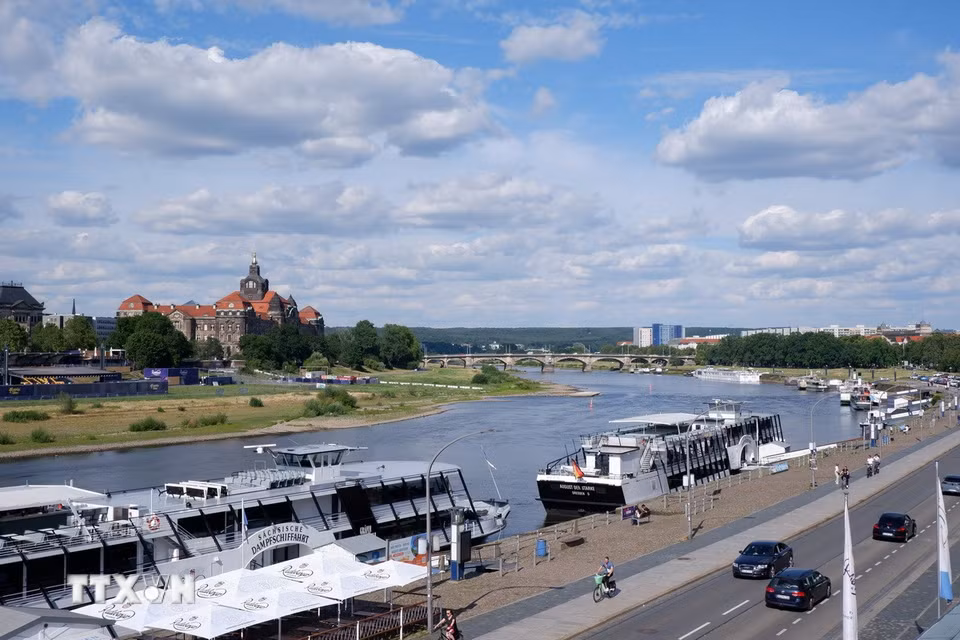 Dòng sông Elbe chảy qua Dresden không chỉ là một mạch giao thông tự nhiên mà còn là nguồn cảm hứng nghệ thuật lớn nhất tạo nên vẻ đẹp cho thành phố. (Ảnh: Thùy Linh/TTXVN)
