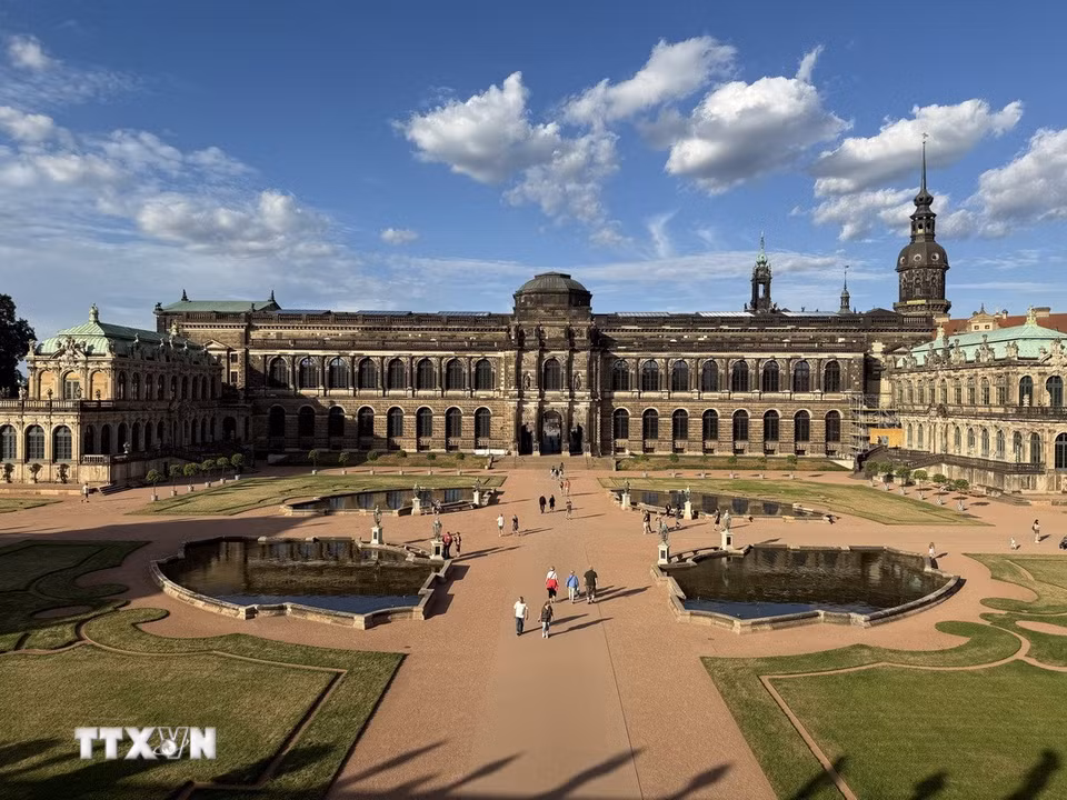 Cung điện Zwinger - đỉnh cao của nghệ thuật kiến trúc Baroque phong cách kiến trúc cung đình thời Augustus Mạnh vào đầu thế kỷ 18. Cung điện này ban đầu là nơi trồng cam và dành cho các lễ hội và giải đấu của hoàng gia. (Ảnh: Thùy Linh/TTXVN)