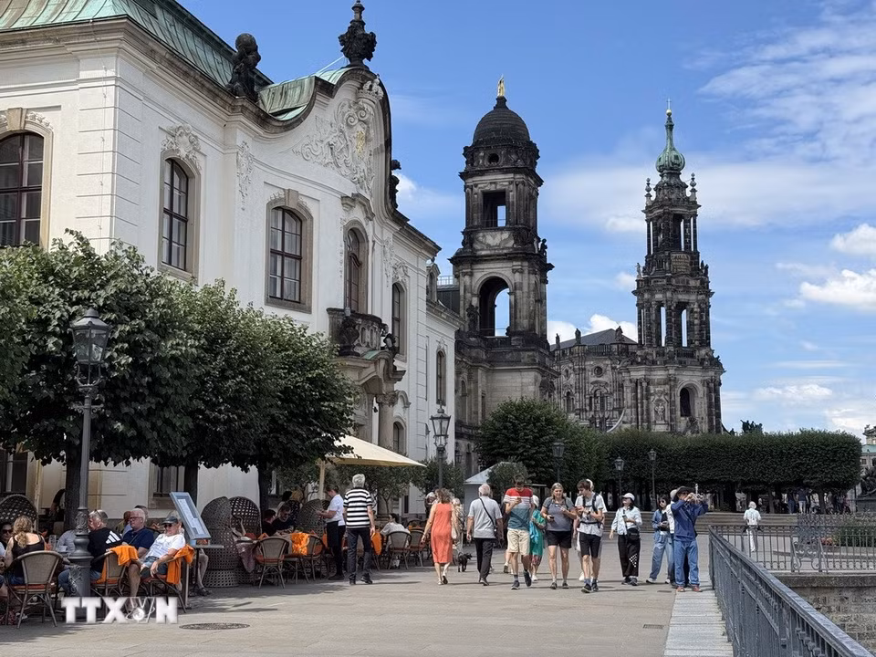 Phía xa là Nhà thờ Lớn Dresden. Đây là nhà thờ Công giáo lớn nhất bang Sachsen. (Ảnh: Thùy Linh/TTXVN)