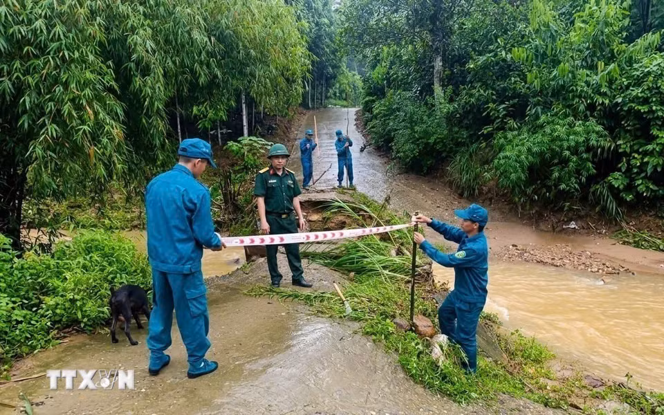 Ban Chỉ huy Phòng thủ dân sự xã Trấn Yên (Lào Cai) chỉ đạo lực lượng dân quân kiểm tra hiện trường và triển khai các biện pháp bảo đảm an toàn cho nhân dân. (Ảnh: TTXVN phát)