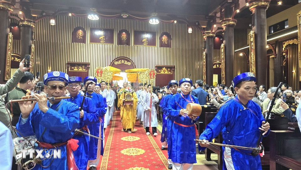 Chư tôn đức tăng ni và đoàn tế lễ thực hiện nghi thức rước lễ vật qua sân hành lễ, mở đầu cho mùa lễ hội tại Di sản văn hóa thế giới Yên Tử. (Ảnh: Thanh Vân/TTXVN)