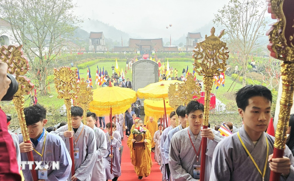 Nghi lễ dâng lễ vật và thỉnh kiệu trong Lễ khai hội Xuân Yên Tử năm 2026, tái hiện nét đẹp văn hóa truyền thống của Thiền phái Trúc Lâm. (Ảnh: Thanh Vân/TTXVN)