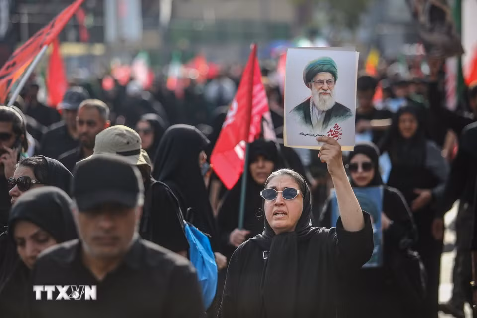 Sáng 6/7/2026, Iran bắt đầu lễ đưa linh cữu Đại giáo chủ Ali Khamenei qua thủ đô Tehran trước khi an táng. (Ảnh: THX/TTXVN phát)
