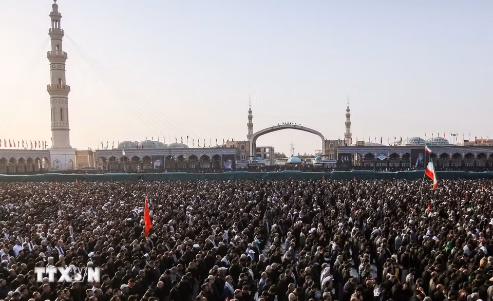 Ngày 7/7/2026, hàng triệu người dân Iran đã tham gia lễ đưa tang Đại giáo chủ Ali Khamenei tại thành phố linh thiêng Qom. (Ảnh: THX/TTXVN phát)