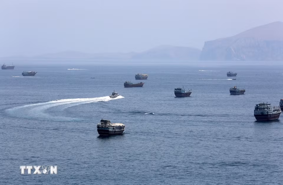 Quân đội Anh cho biết 3 tàu chở dầu đã bị tấn công tại eo biển Hormuz ngày 7/7/2026. Trong ảnh: Quang cảnh eo biển Hormuz ngày 20/6/2026. (Ảnh: THX/TTXVN phát)