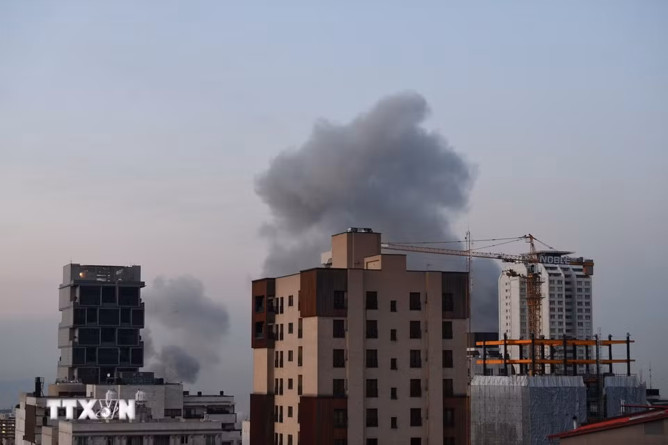 Khói bốc lên sau cuộc không kích do Mỹ - Israel tiến hành nhằm vào thủ đô Tehran, Iran ngày 1/4/2026. (Ảnh: THX/TTXVN phát)
