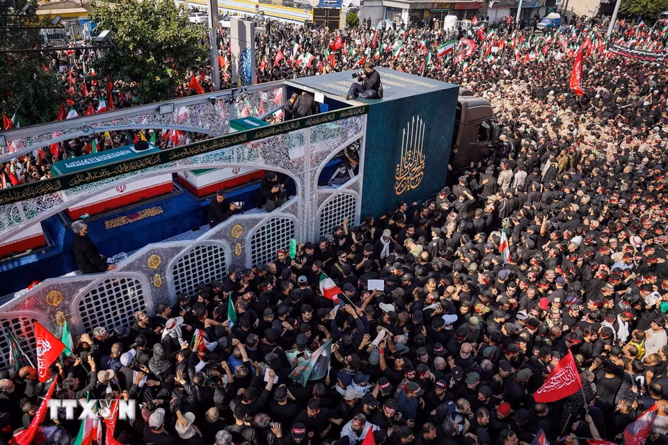 Sáng 6/7/2026, Iran bắt đầu lễ đưa linh cữu Đại giáo chủ Ali Khamenei qua thủ đô Tehran trước khi an táng. (Ảnh: THX/TTXVN phát)