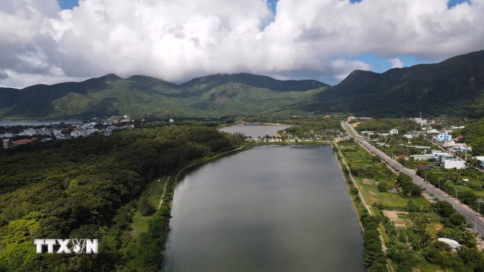 Địa phương tập trung đầu tư đồng bộ hạ tầng giao thông, cảng biển, điện, nước; ưu tiên phát triển du lịch sinh thái, bảo tồn hệ sinh thái rừng và biển, hướng tới xây dựng Côn Đảo thành điểm đến chất lượng cao. (Ảnh: Huỳnh Sơn/TTXVN)