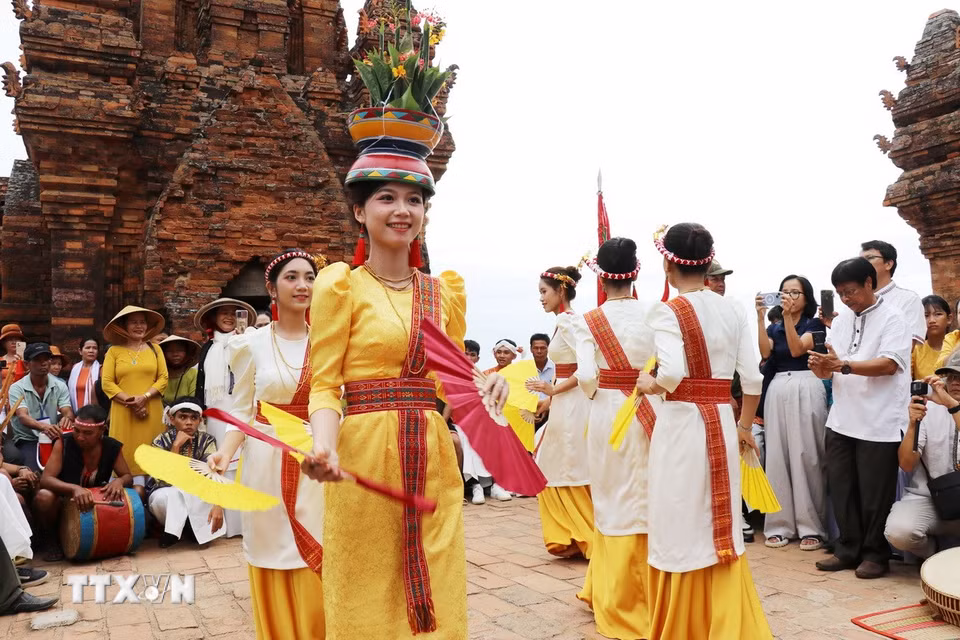 Thiếu nữ Chăm múa chào mừng Lễ hội Katê tại Tháp Pô Klong Garai (phường Đô Vinh, Khánh Hòa). (Ảnh tư liệu: Nguyễn Thành/TTXVN)