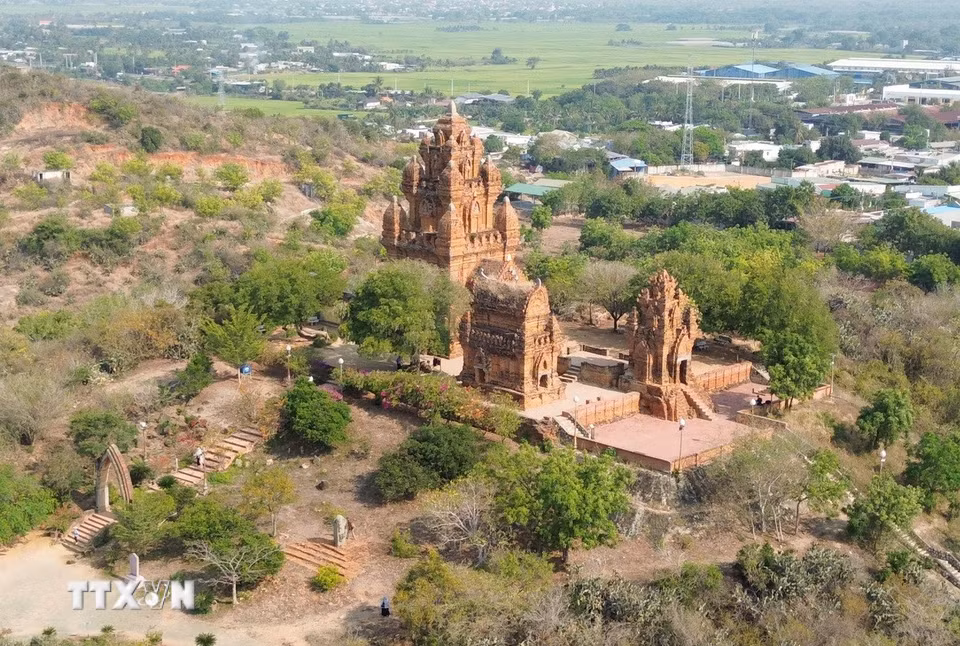 Quần thể Tháp Pô Klong Garai tọa lạc trên đồi Trầu (phường Đô Vinh, Khánh Hòa). (Ảnh: Nguyễn Thành/TTXVN)