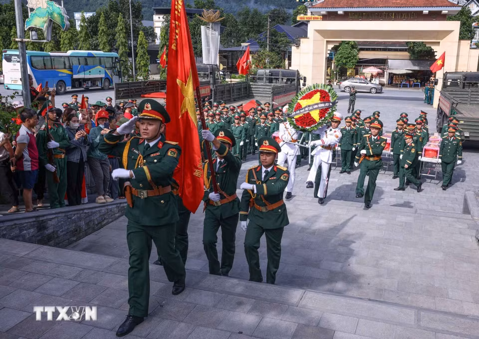 Lễ đưa hài cốt 34 liệt sỹ từ xã Thanh Thuỷ về Nghĩa trang liệt sỹ Quốc gia Vị Xuyên được tổ chức trọng thể, thể hiện sự tri ân, ghi nhớ công ơn các Anh hùng liệt sỹ. (Ảnh: Hoàng Hiếu/TTXVN)