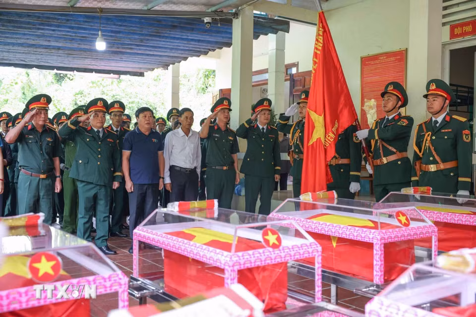 Lễ tưởng niệm, tri ân các anh hùng liệt sỹ tìm thấy và quy tập trong "Chiến dịch 500 ngày đêm đẩy mạnh tìm kiếm, quy tập và xác định danh tính hài cốt liệt sỹ.” (Ảnh: Hoàng Hiếu/TTXVN)