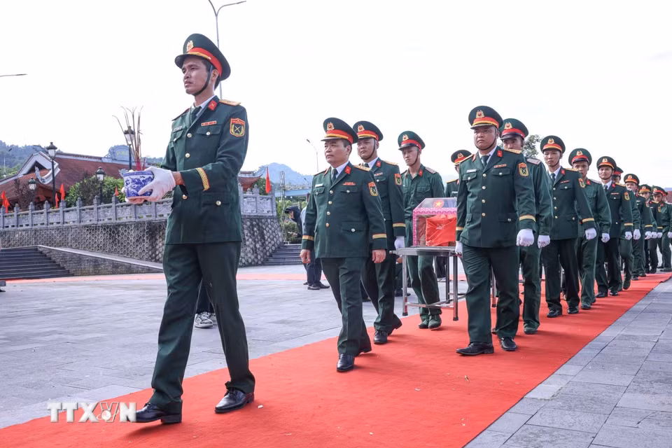 Đồng đội đưa "các anh" về Nghĩa trang liệt sỹ Quốc gia Vị Xuyên. (Ảnh: Hoàng Hiếu/TTXVN)