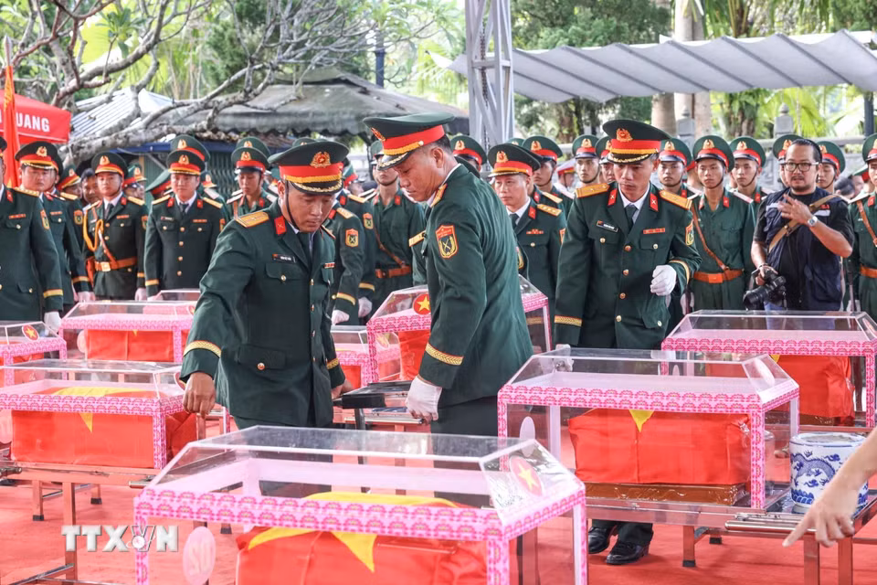 34 hài cốt liệt sỹ được đồng đội đưa về Nghĩa trang liệt sỹ Quốc gia Vị Xuyên, sẵn sàng cho lễ truy điệu và an táng chiều 26/7. (Ảnh: Hoàng Hiếu/TTXVN)
