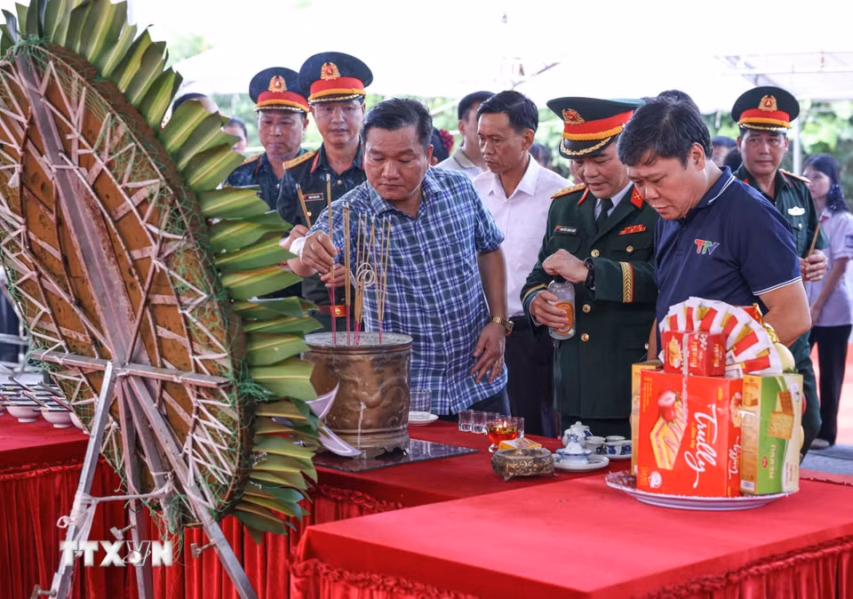 Các đại biểu dâng hương tri ân các Anh hùng liệt sỹ. (Ảnh: Hoàng Hiếu/TTXVN)