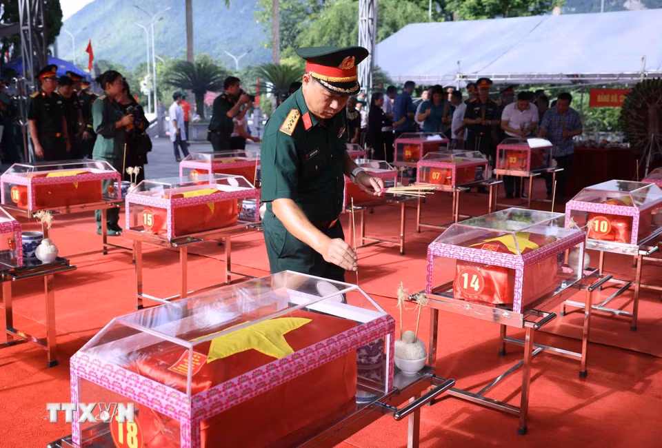 Dâng hương tri ân các liệt sỹ đã hy sinh trong cuộc chiến tranh bảo vệ biên giới phía Bắc của Tổ quốc. (Ảnh: Hoàng Hiếu/TTXVN)