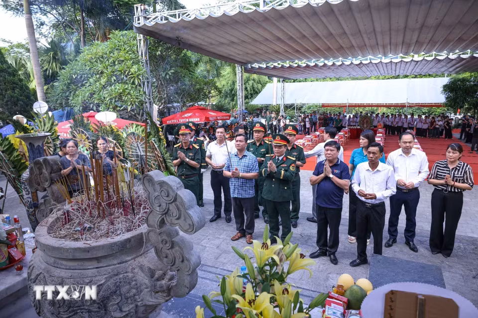 Dâng hương tưởng nhớ công ơn của các anh hùng liệt sỹ đã chiến đấu và hy sinh trong chiến tranh bảo vệ biên giới phía Bắc của Tổ quốc. (Ảnh: Hoàng Hiếu/TTXVN)