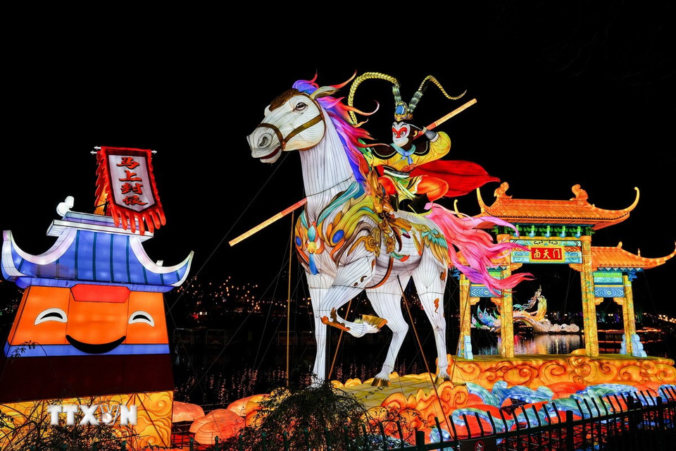 Lễ hội đèn lồng Tần Hoài là một trong những lễ hội văn hóa dân gian diễn ra thường niên ở Nam Kinh, Trung Quốc. Lễ hội nổi bật với những chiếc đèn lồng khổng lồ, tinh xảo tại khu vực Đền Khổng Tử và Sông Tần Hoài, thu hút hàng triệu người đến chiêm ngưỡng và trải nghiệm văn hóa truyền thống độc đáo. (Ảnh: THX/TTXVN)