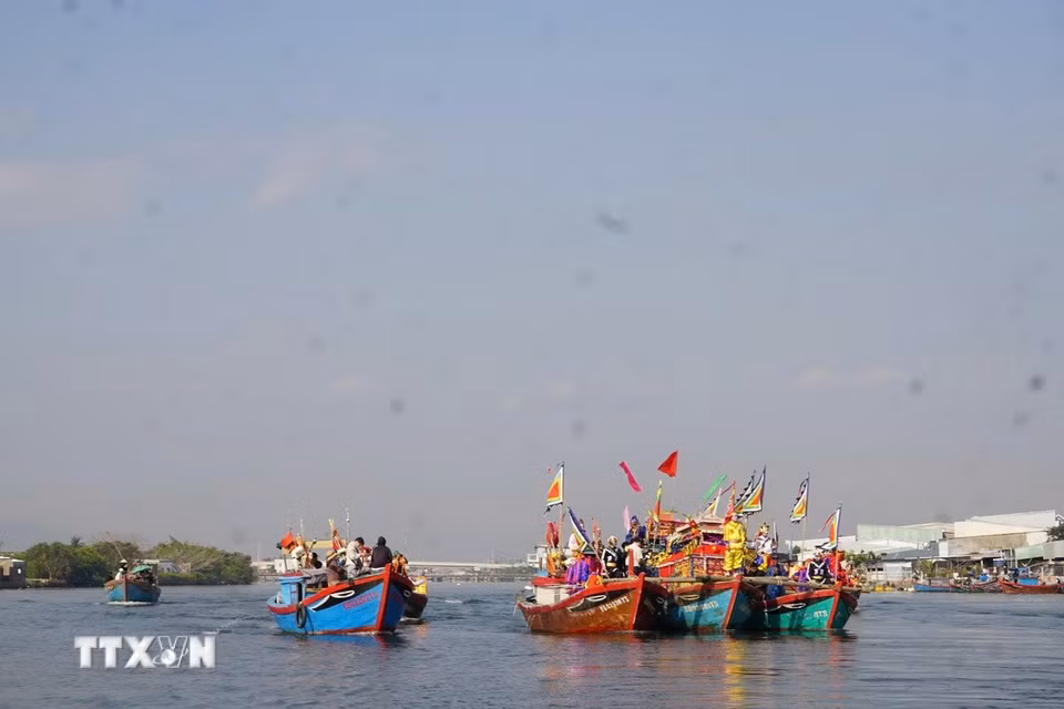 Nghi thức rước Thủy thần từ đầm Thị Nại về Lăng. (Ảnh: Sỹ Thắng/TTXVN)