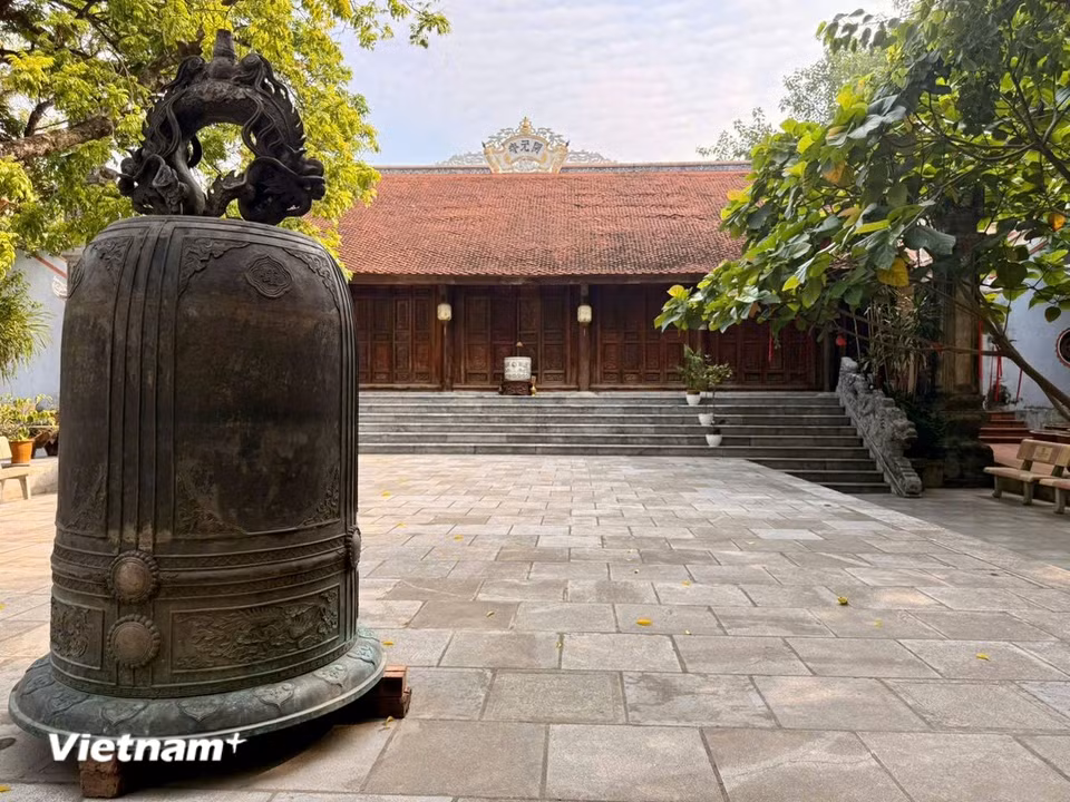 Chuông đồng tại Chùa Khai Nguyên. (Ảnh: Thái Hà/Vietnam+)