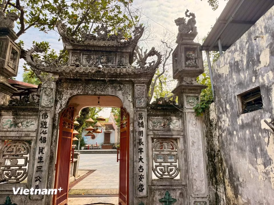 Cổng vào trầm mặc cổ kính. (Ảnh: Thái Hà/Vietnam+)