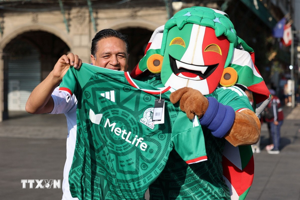 Người hâm mộ chụp ảnh cùng Zayu - linh vật World Cup 2026 của Mexico. (Ảnh: Phi Hùng/TTXVN)