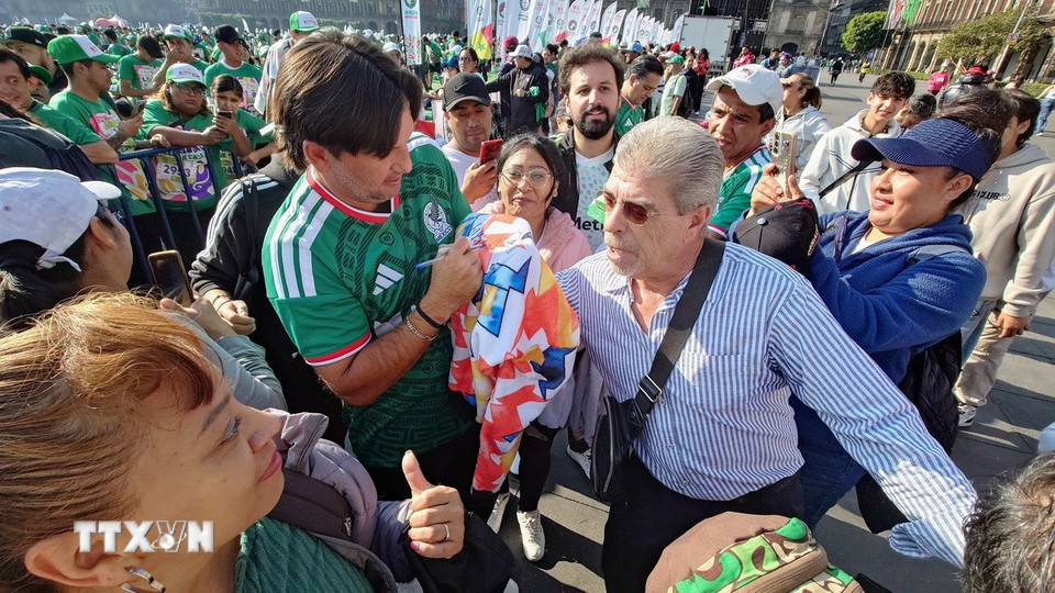 Cựu danh thủ nổi tiếng của bóng đá Mexico Francisco Fonseca và người hâm mộ tại sự kiện. (Ảnh: Phi Hùng/TTXVN)