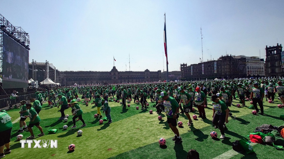 Trong hơn 30 phút, các học viên đã cùng thực hiện những bài tập kỹ thuật cơ bản như khởi động, kiểm soát bóng, chuyền và dẫn bóng dưới sự hướng dẫn của các huấn luyện viên và cựu tuyển thủ bóng đá Mexico. (Ảnh: Phi Hùng/TTXVN)