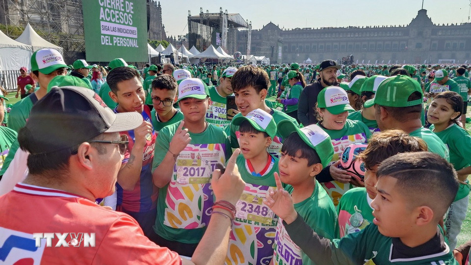 Huấn luyện viên hướng dẫn các học viên thể lệ của lớp học. (Ảnh: Phi Hùng/TTXVN)